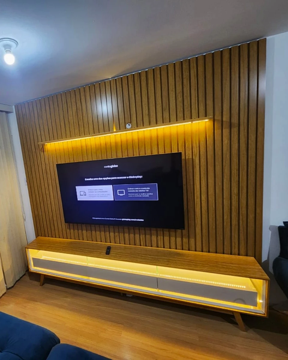 Instalação de painéis de TV e suportes na sala